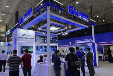 Visitors gathered around a blue-and-white Geoharbour and Fuxi exhibition booth.